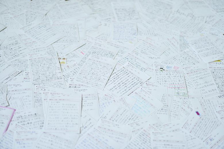 ▲第1弾の著書の読者ハガキでは、全国からたくさんの質問や悩みが寄せられた。