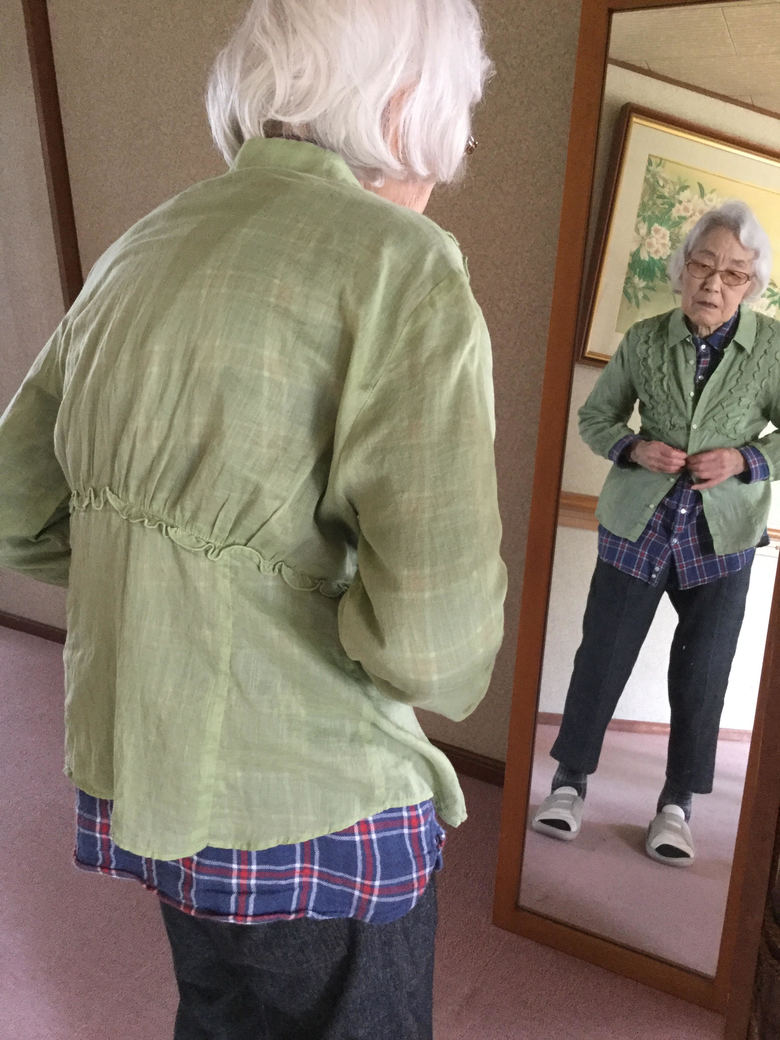 ブラウスの上からお気に入りの夏物を羽織る姿がかわいいお母さん