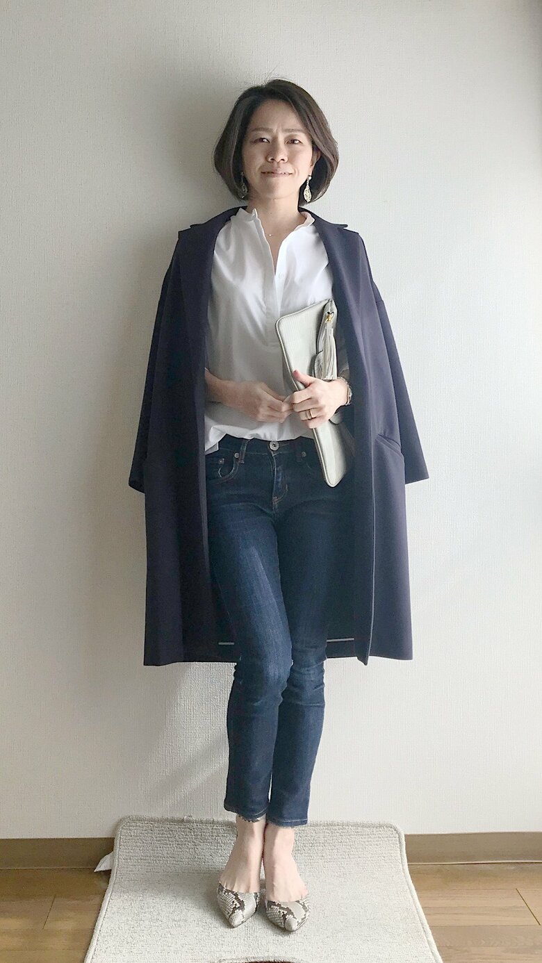 43歳。眉をトレンドの太眉にし、ファッションも垢抜けてきたが表情は硬い