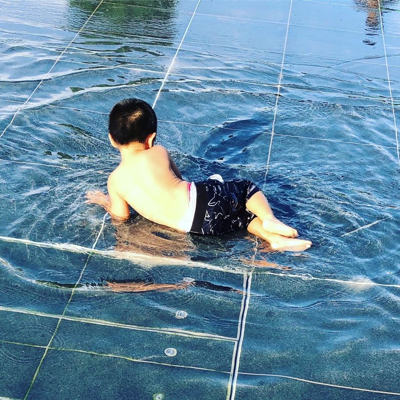 ▲保育園から帰る途中に寄った公園でこの状態。帰ったら即風呂だ。