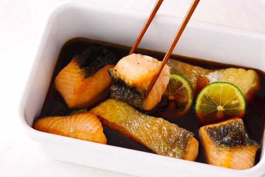 鮭をグリルでこんがり焼く。熱いうちに②に漬け、すだちをのせて冷蔵室に入れ、ひと晩漬ける。