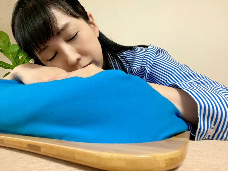 いやされる！西村知美さんの資格勉強の合間の仮眠姿