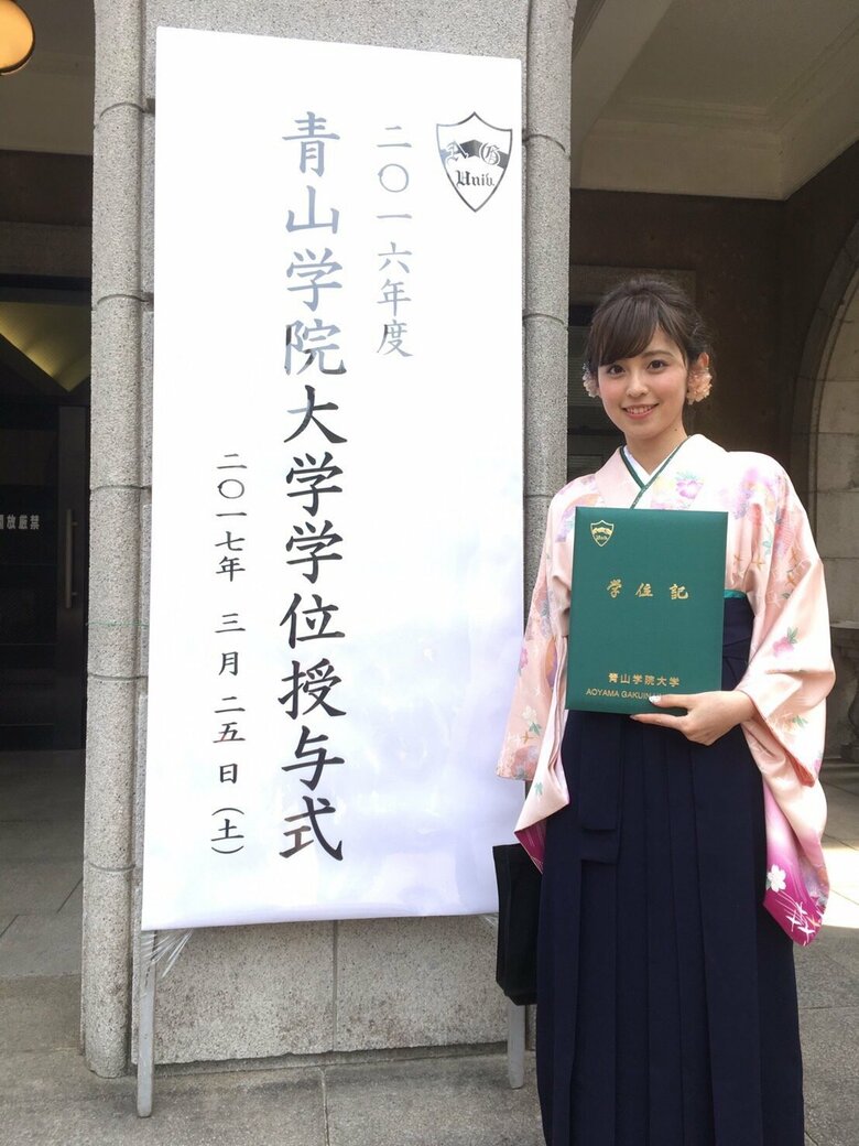 大学の卒業式で春らしいピンクの着物とシックなネイビーの袴を合わせた久慈さん