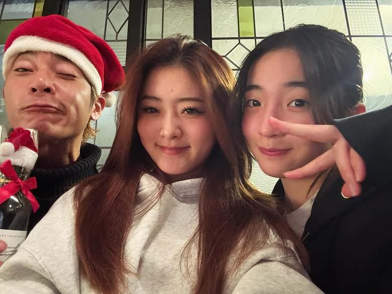 左からつるのさん、18歳のときの長女（現在19歳）、15歳の次女