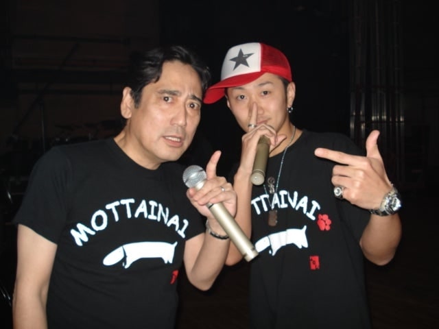 2007年『MOTTAINAI～もったいない～』のとき。右側はコンビで歌った仁井山さん