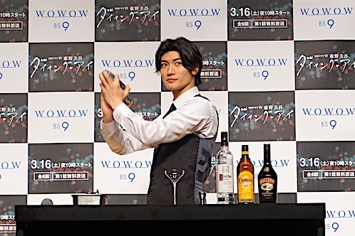 シェイカーを振る姿がさまになる！