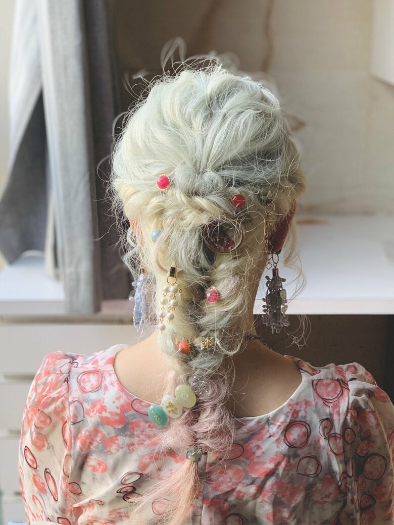 ヘアアレンジにもセンスが光る