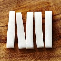 大根は1㎝角×4㎝長さの棒状に切る。小鍋にAとローリエを入れて煮立てる。