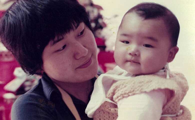 二人の娘を育てながら仕事を続けた（写真は坂東さんと長女）