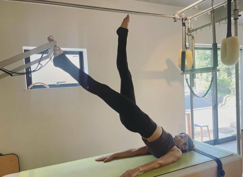 長年続けているというピラティスのレッスン中「見惚れるほどの美脚！」