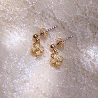 ビジューピアスの画像