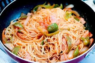 お笑い芸人が披露した「大人のピリ辛ナポリタン」の隠し味がスゴい!!