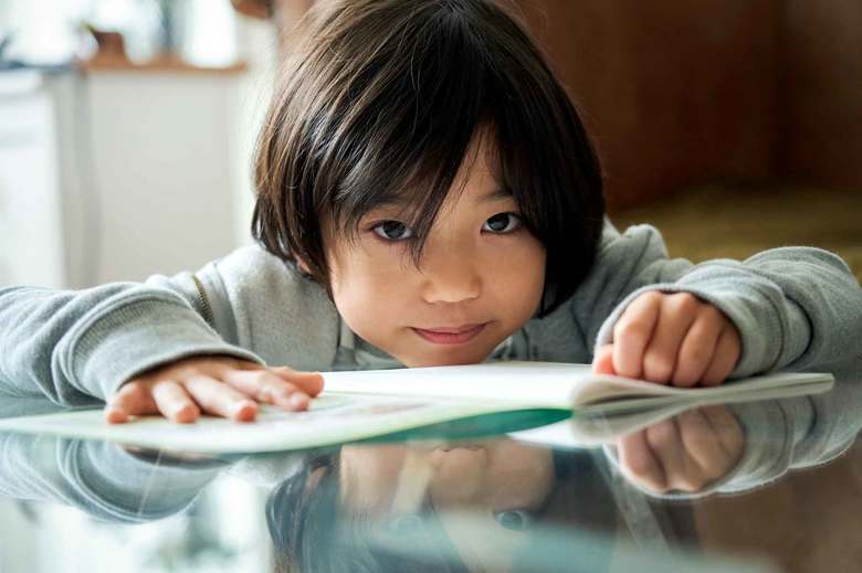 夏休みの宿題をする小学生のイメージ