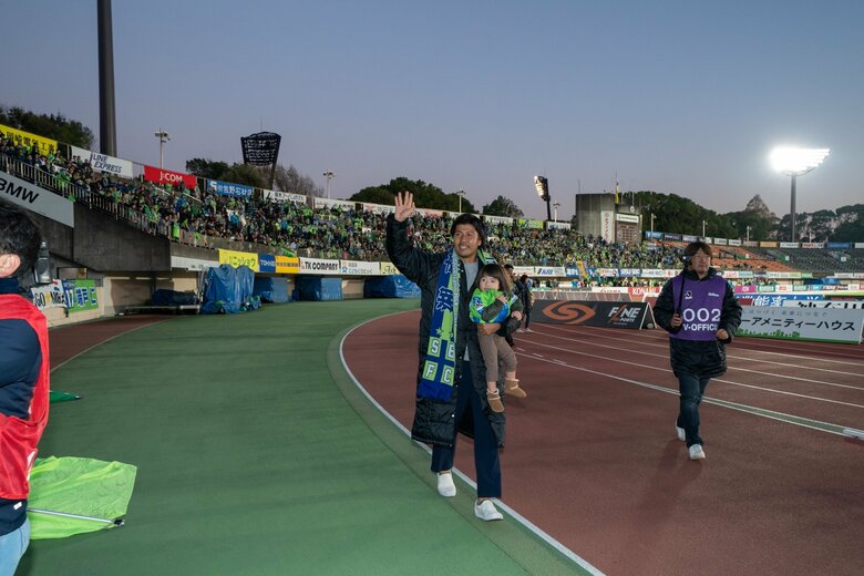 引退セレモニーでファン・サポーターに手を振る島村さんと夏斗くん