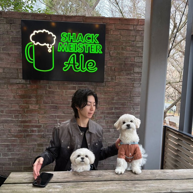 オフは愛犬のぼたんとりぼんとともにリラックスの時間を過ごす