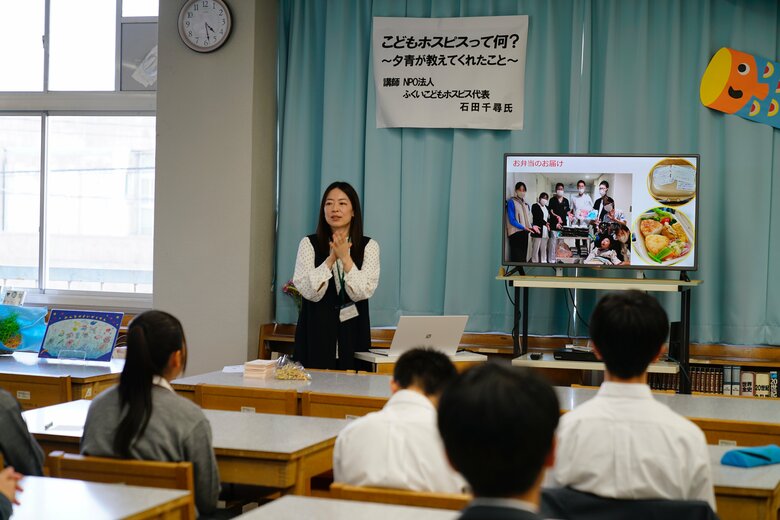 学校や企業などで講演活動をする石田さん