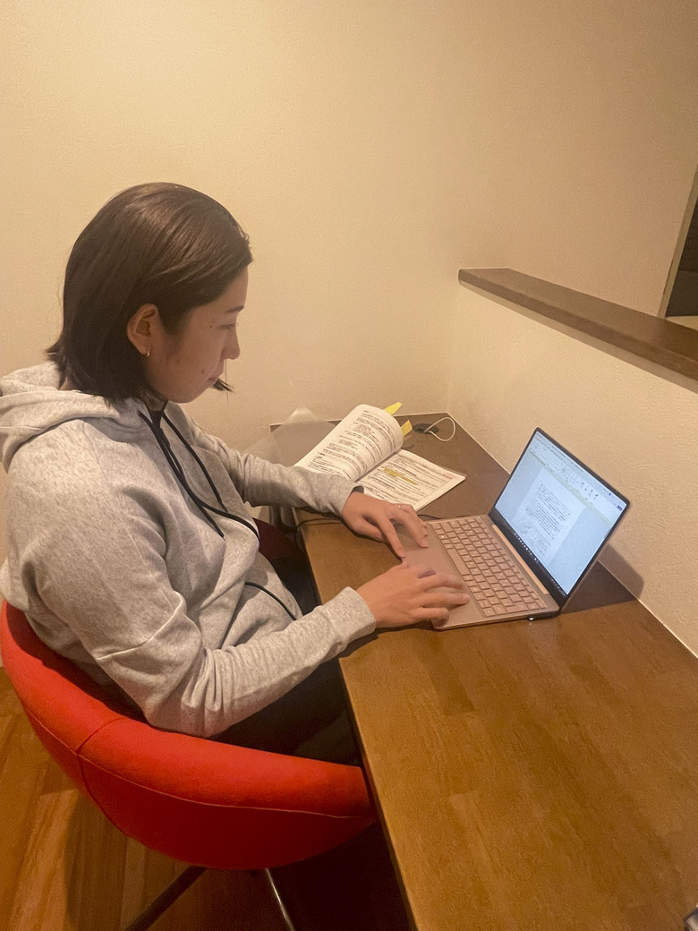 現役引退後に通った大学院での宿題に励む荒木さん
