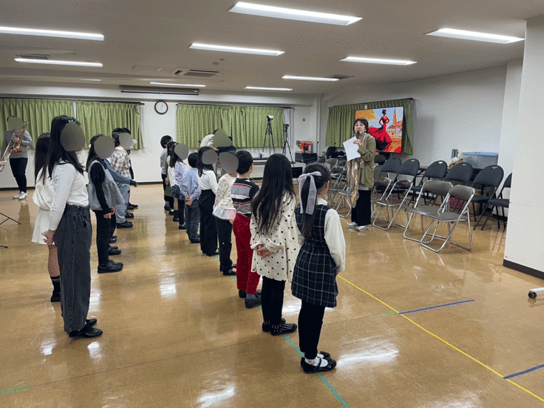 小学生のための体験型ファミリーコンサートで指導するミッチェルさん