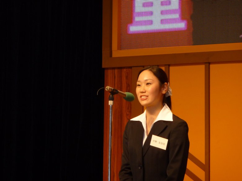 フジテレビ時代入社式にて。紺のスーツを来て、思いを語る中野さん