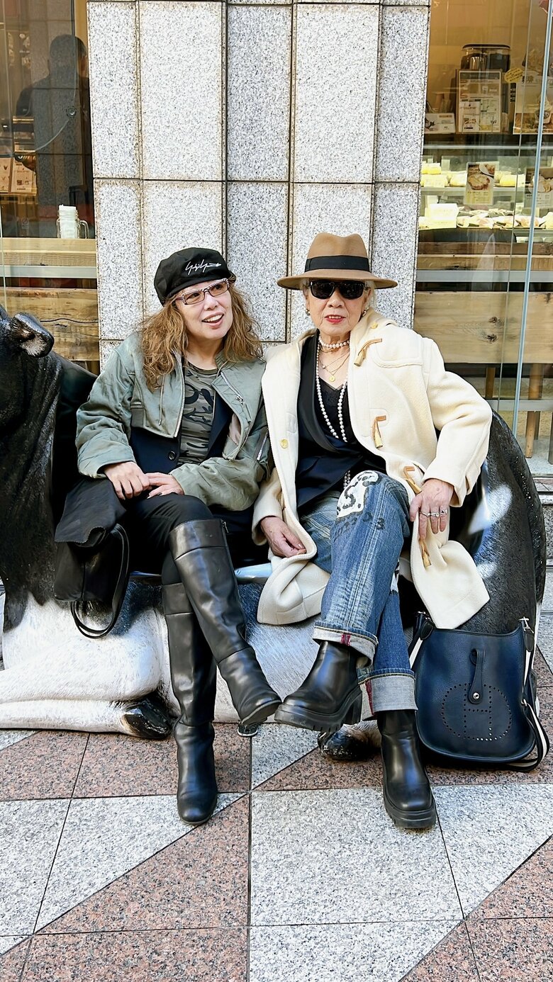 ファッションも自己表現のひとつと語る山本さん（左）