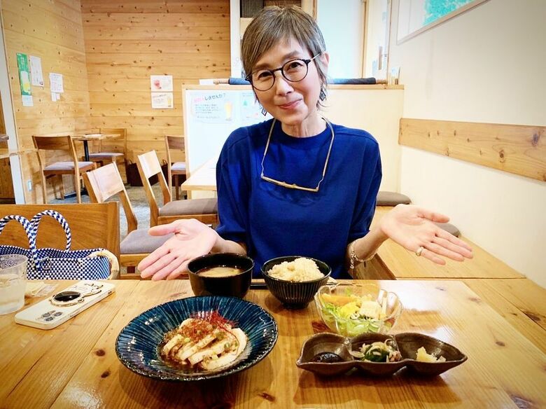 自然食好きな手塚さん。この日はママ友と一緒に玄米定食のランチを満喫