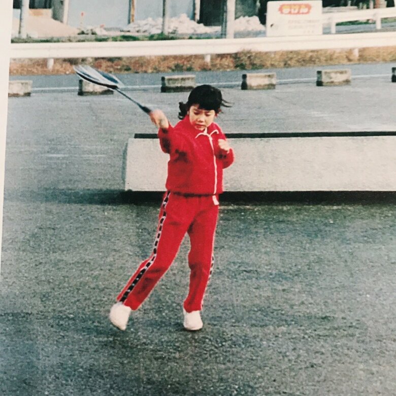 小学1年生の潮田さん。バドミントンを始めたばかりで、ラケットを振る表情は真剣そのもの！