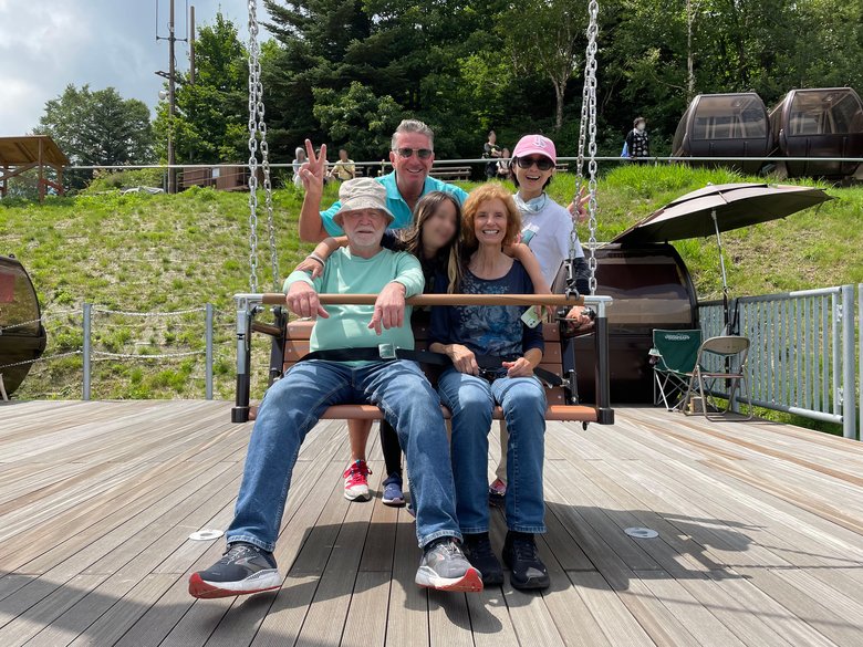 ご主人のご両親との一枚。笑顔が素敵です