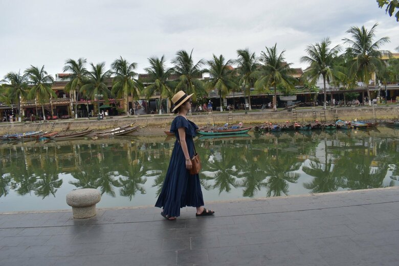 ベトナムを訪れた宇賀さん。川沿いをワンピース姿で散歩