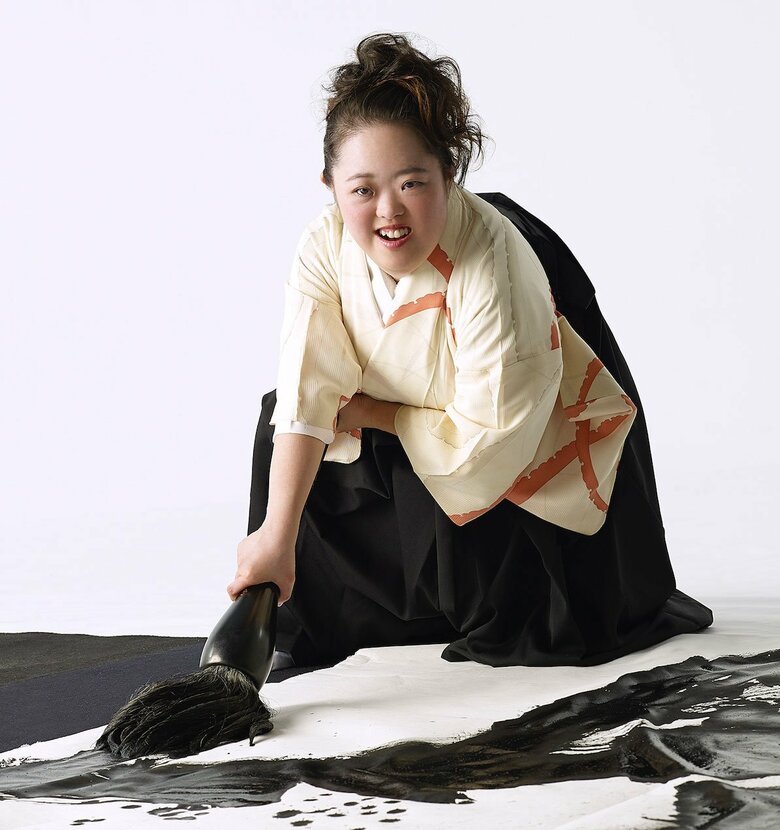 5歳ごろから母・泰子さんに書を習ってきた翔子さん