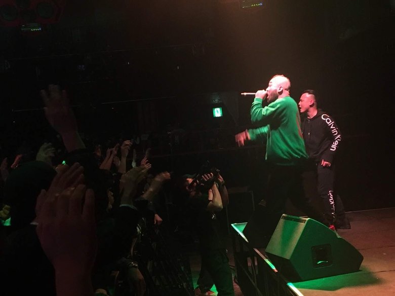 ラッパーとして現在も精力的に活動する十影さん（写真左）