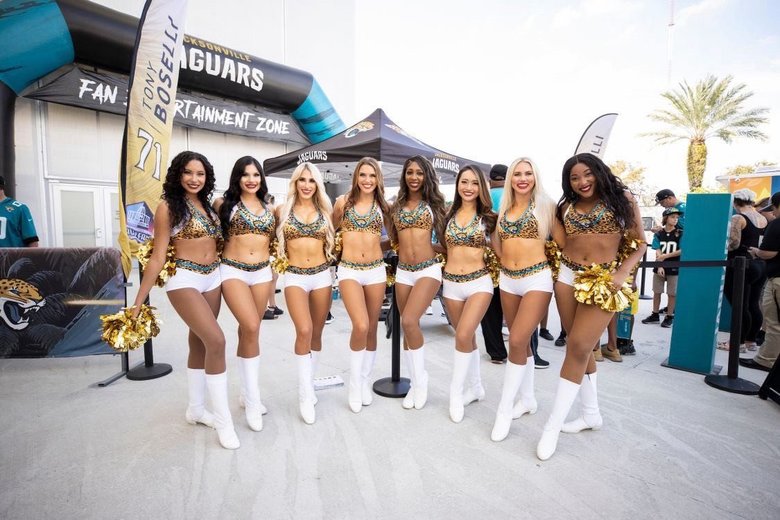 ジャガーズの専属チア「ザ・ロアー」のメンバーとともに