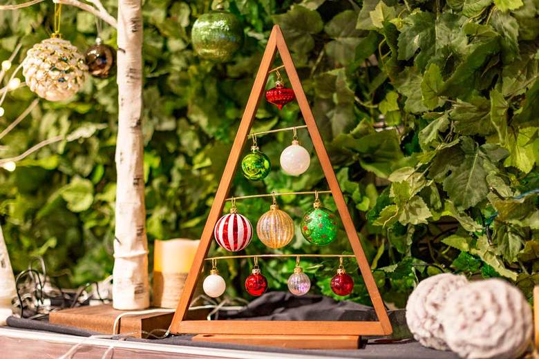 ▲オーナメントツリー ウッドトライアングル AH 1,195円（税抜） ボール10個セット TRADミックス 462 円（税抜）