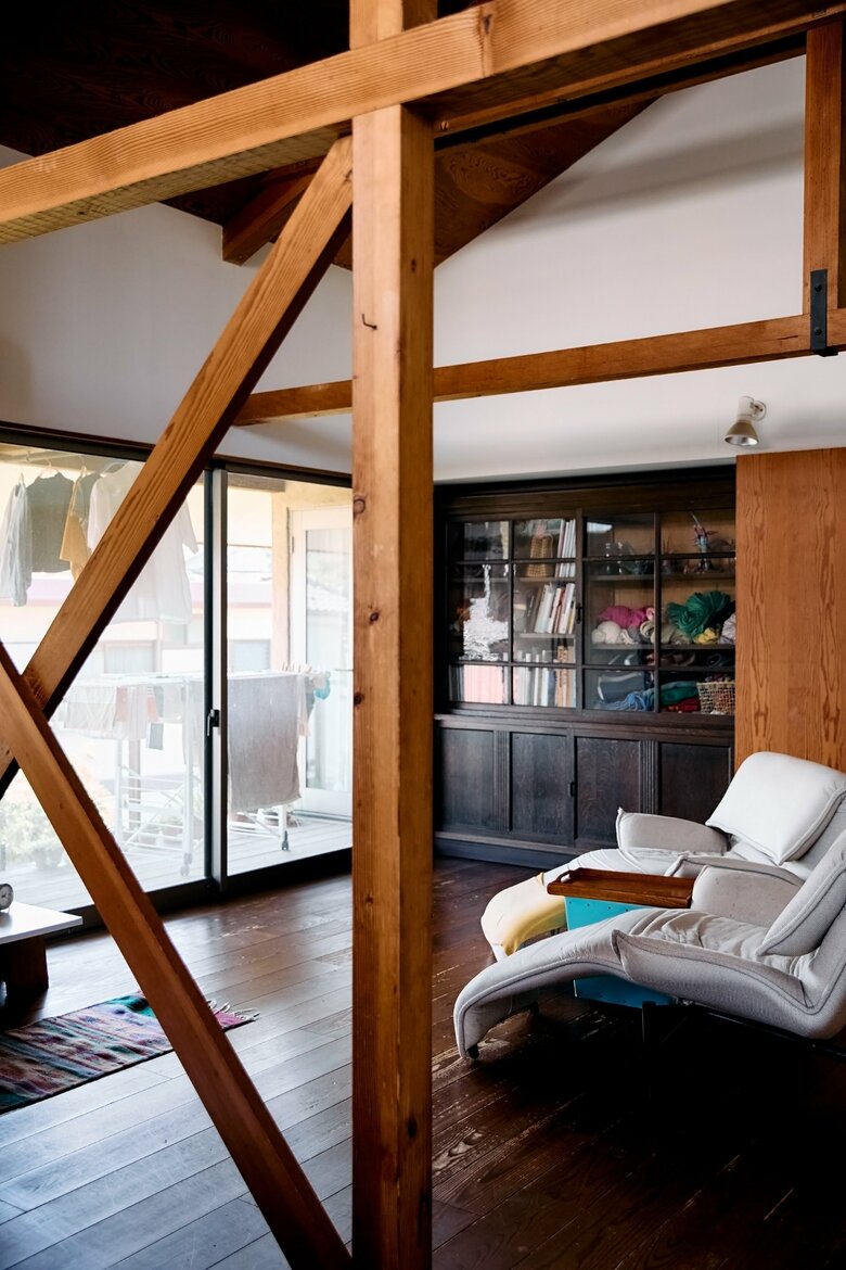 収納ルールをしっかり共有すると家族ができることが増えていく。写真奥の戸棚は夫と一緒に使っているスカーフやマフラーの定位置