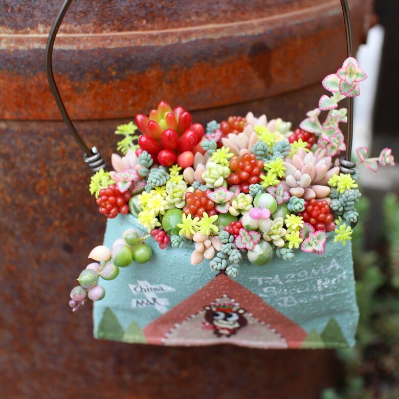 キャンプテイストのリメ缶で賑やかさとワクワク感が溢れ出るイメージに！