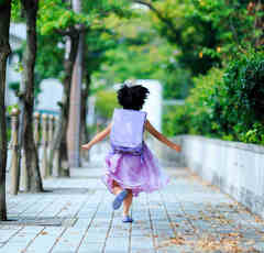 新小学1年生の“友達作り”はサポート派？ 見守る派？保護者の対応とは