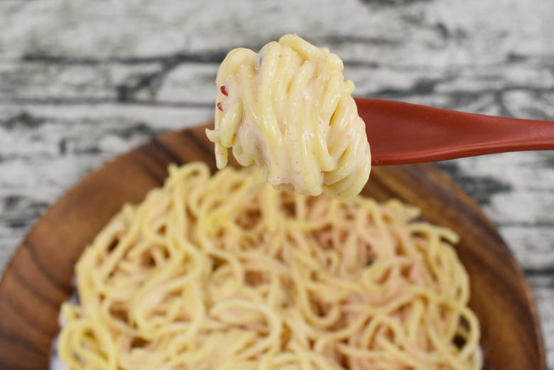 ファミマの人気パスタ「生パスタ ソースたっぷり明太子クリーム」の実物画像04