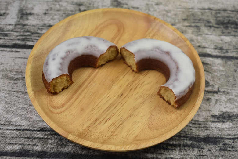 ローソンの人気パン「ふわふわブランの焼ドーナツ 塩バニラ」の実物画像