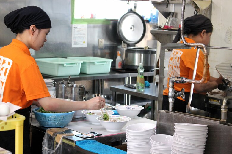 ラーメンは一度に二杯ずつ作るのをルールとして作業効率や生産性を上げている