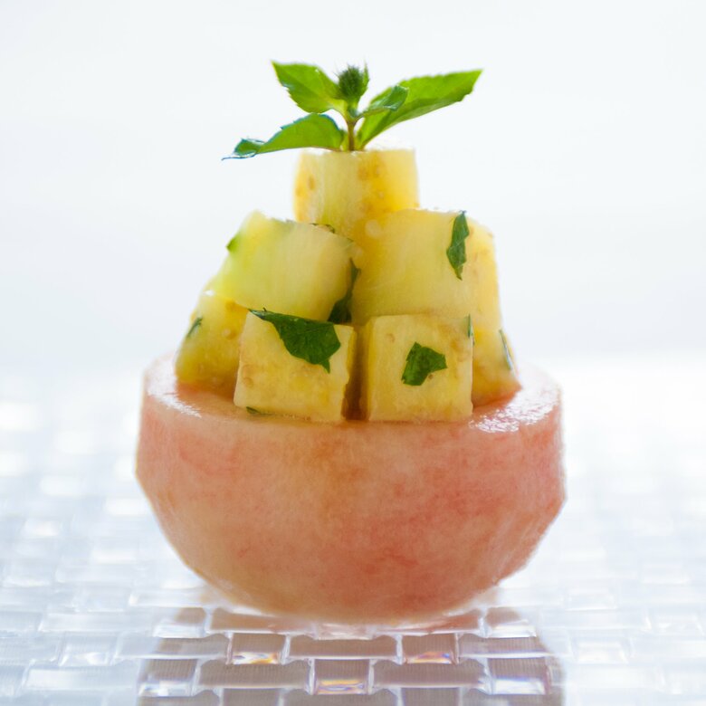 林さんが育てた水なすと、旬の桃のサラダ