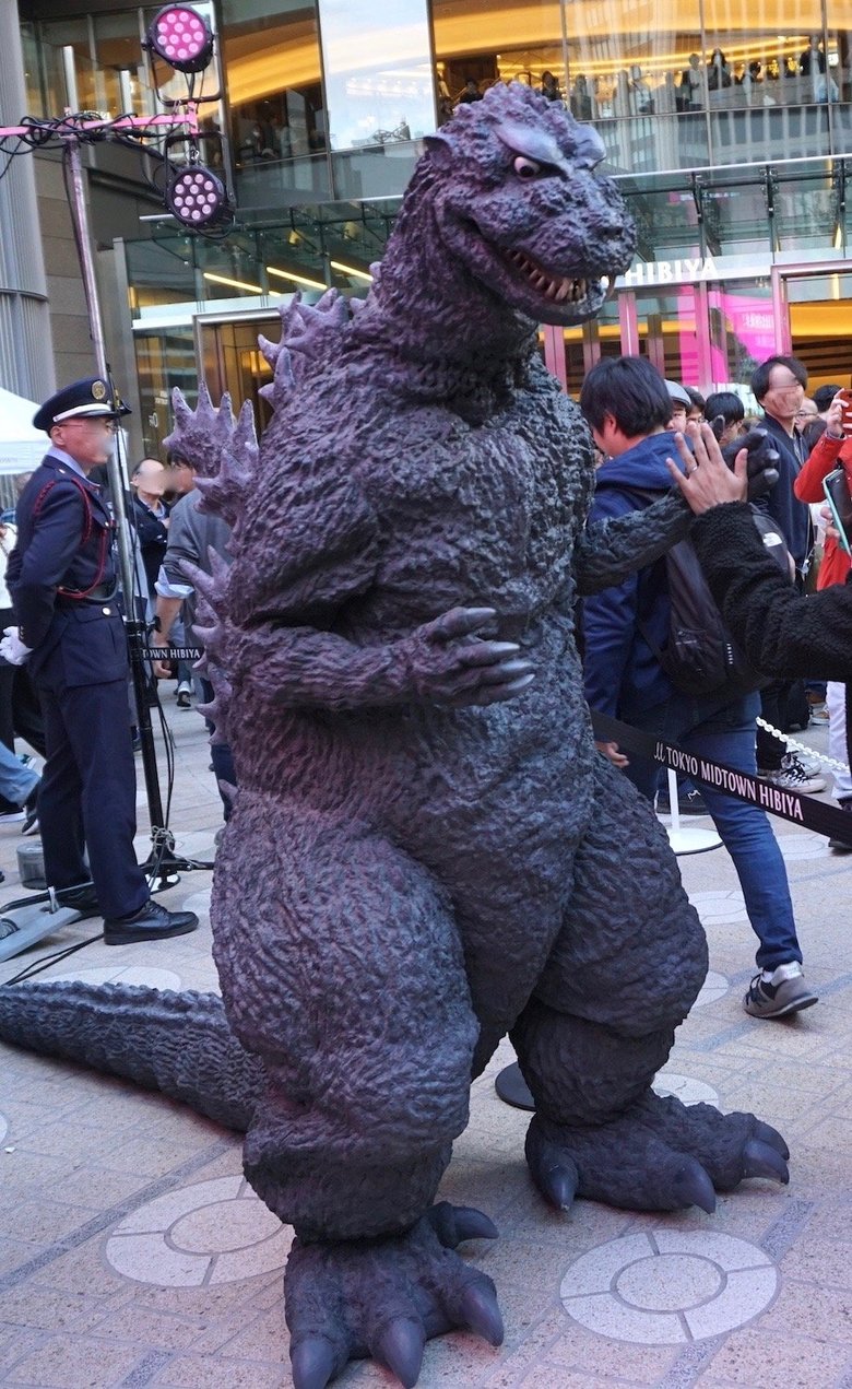 初代ゴジラがひとりひとりとハイタッチ！