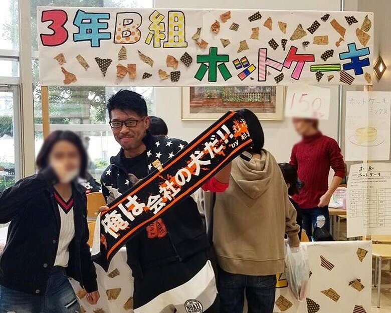 高校時代、同級生と文化祭にて（左から2番目）