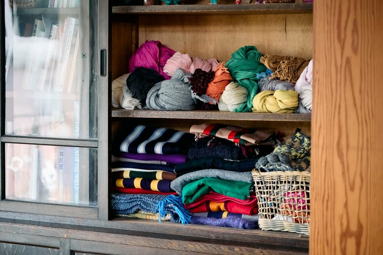 マフラー類は出かける前にさっと取り出し、帰宅後もここに戻すのがお約束