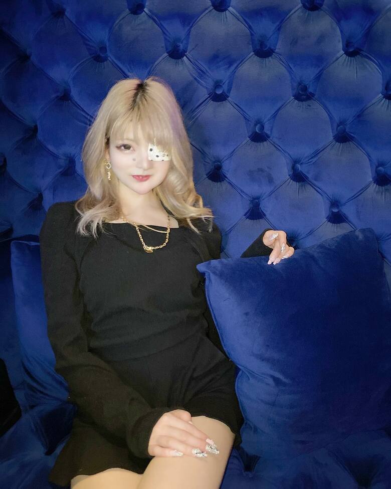 黒い服装にはドット柄の眼帯が合う