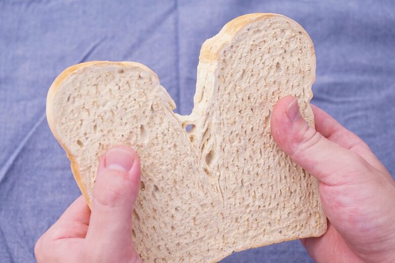 木彫り作品「ちぎれるふわふわ食パン」