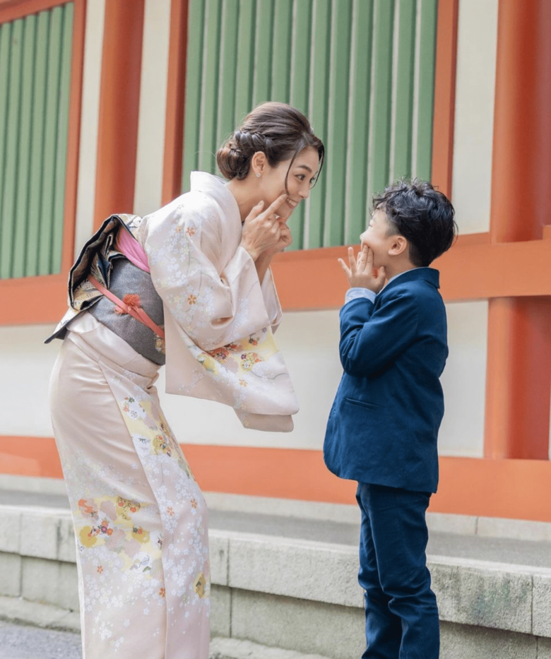 息子さんの七五三で艶やかな着物姿の相武さん
