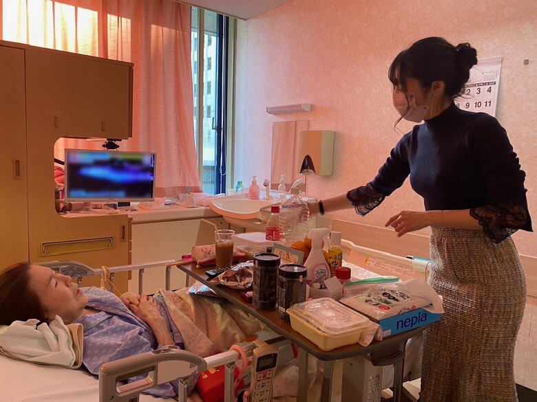 叔母の介護をする花音さん