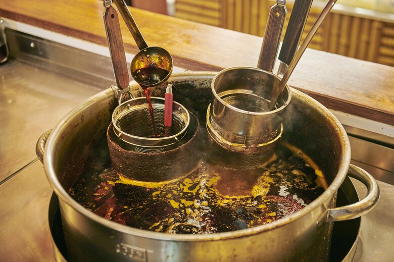 スープは店舗で炊くのが絶対ルール。麻辣湯の味の決め手となる手間は惜しまない