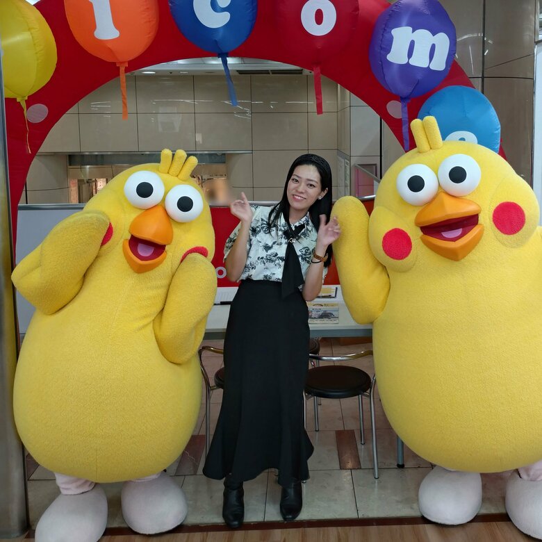 好きなキャラクター、ポインコ兄弟の着ぐるみとともに