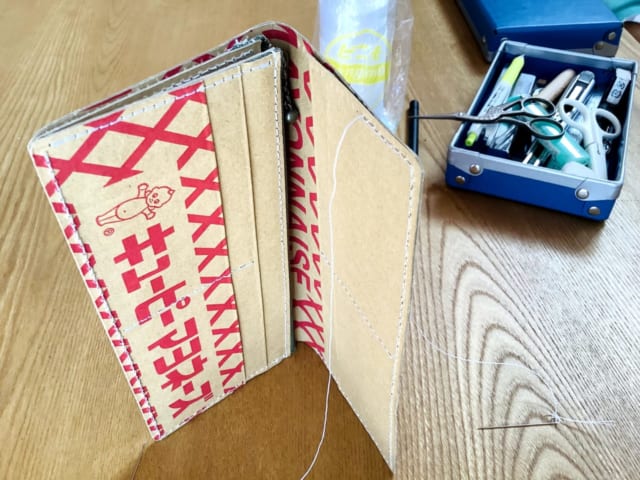 段ボールで財布を創作。段ボールリメークアーティストでもあるぢぇぃさん