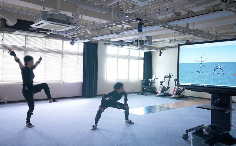 奈良女子大学工学部の授業風景　光学式モーションキャプチャ機器を用い三次元動作解析する様子